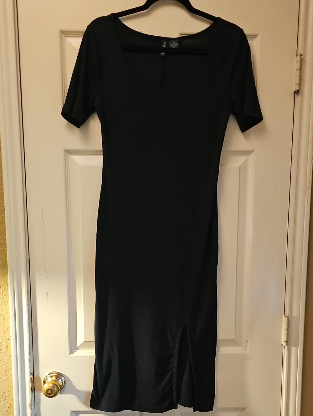 Classic Black Scoop-Neck Midi Dress - Sleek Short Sleeve Style